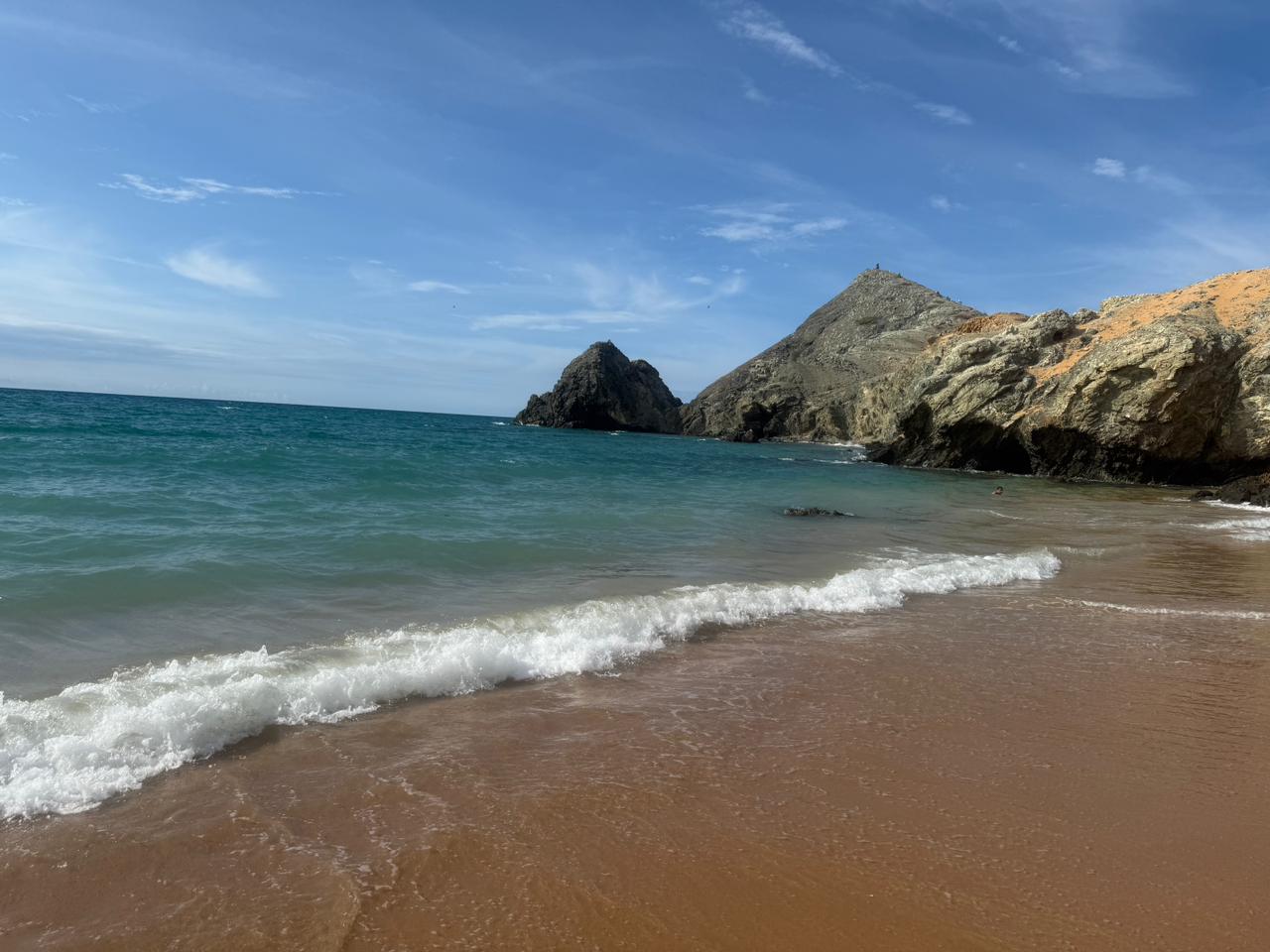 Playa de La Guajira con el mar turquesa y un cerro de roca